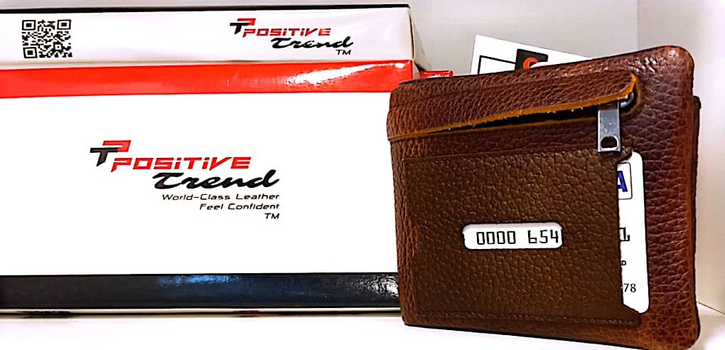 Short wallet of 100 % leather. Colour- Brawn